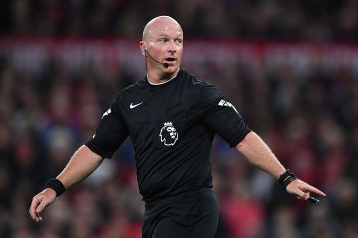 Trọng tài Simon Hooper bị treo còi ở vòng 2 Giải ngoại hạng Anh vì mắc lỗi trận Man United thắng Wolverhampton - Ảnh: REUTERS