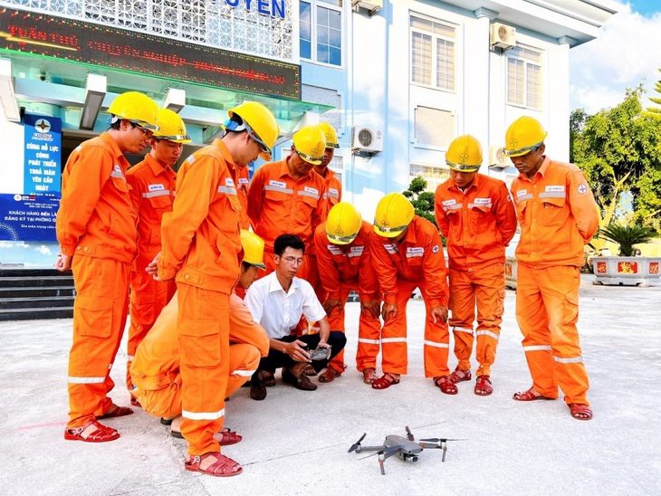 Các nhân viên của Tổng Công ty Điện lực miền Bắc ( EVNPC ) đang điều khiển flycam để thăm dò các trụ điện biến áp.