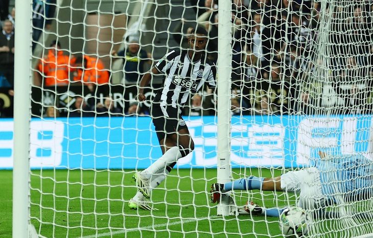 Alexander Isak ghi bàn thắng duy nhất loại Manchester City ở Cúp Liên đoàn Anh - Ảnh: REUTERS