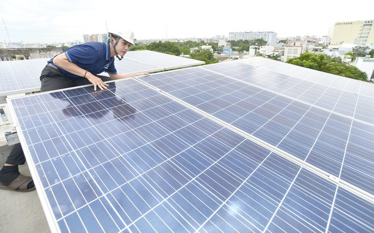 Điện mặt trời áp mái nhà dân ở quận Bình Thạnh, TP.HCM (ảnh chụp sáng 10-6)  - Ảnh: QUANG ĐỊNH