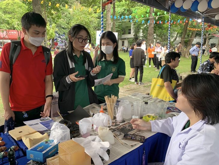 Thí sinh tìm hiểu thông tin tuyển sinh tại Ngày hội lựa chọn nguyện vọng xét tuyển 2023 do báo Tuổi Trẻ tổ chức - Ảnh: TRẦN HUỲNH