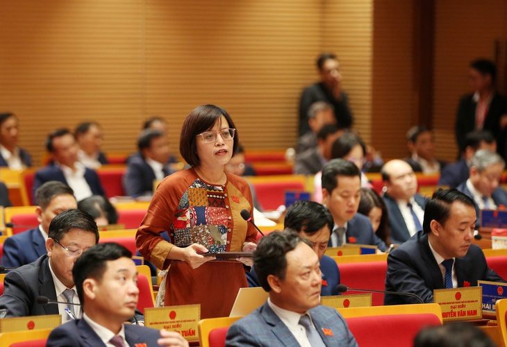Đại biểu HĐND TP Hà Nội đặt câu hỏi chất vấn - Ảnh: QUANG VIỄN